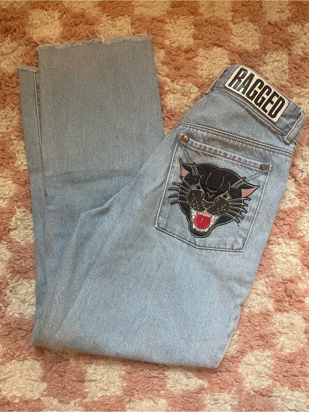THE RAGGED PRIEST Jeopardy Mom Jeans light wash Panther